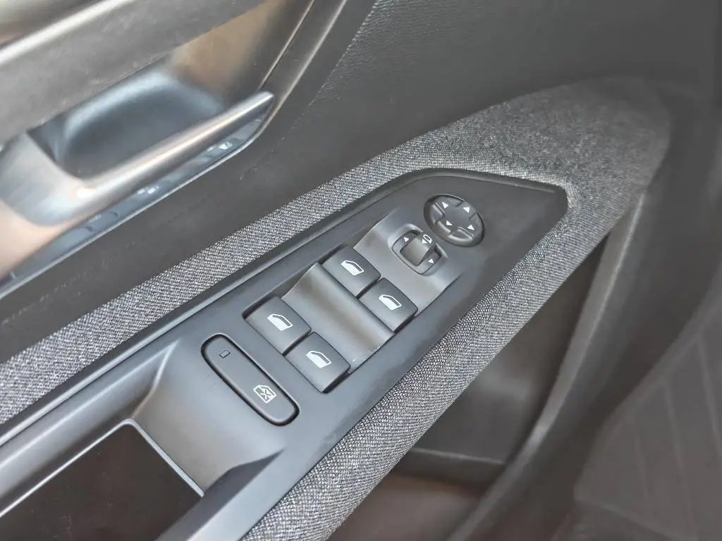 Peugeot 5008 ACTIVE PACK S&S EAT8 1,5 BlueHDi / 96kW