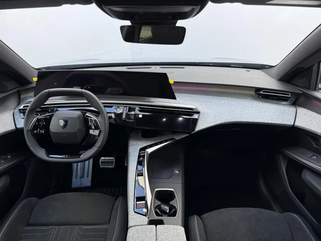 Peugeot 5008 GT e-DCS6 Hybrid / 107kW