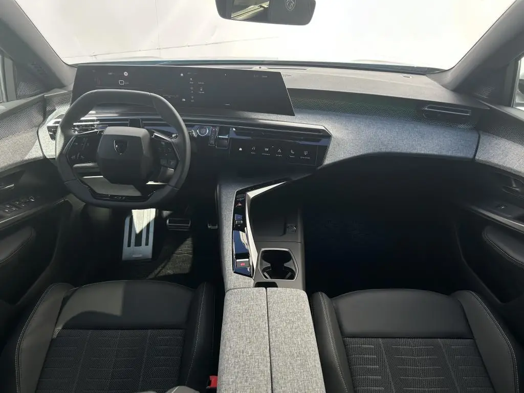 Peugeot 5008 GT e-DCS6 Hybrid / 107kW