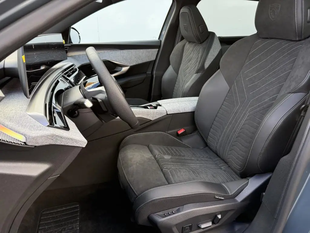 Peugeot 5008 GT e-DCS6 Hybrid / 107kW