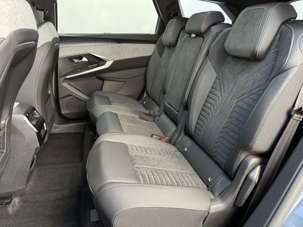 Peugeot 5008 GT e-DCS6 Hybrid / 107kW
