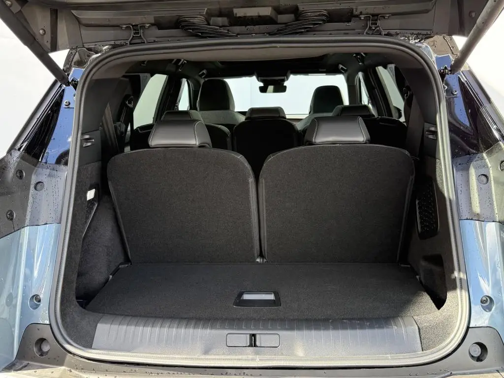 Peugeot 5008 GT e-DCS6 Hybrid / 107kW