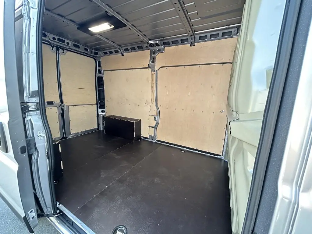 Peugeot Boxer Furgon 3300 L2H2  2,2 BlueHDi MAN6 / 103kW