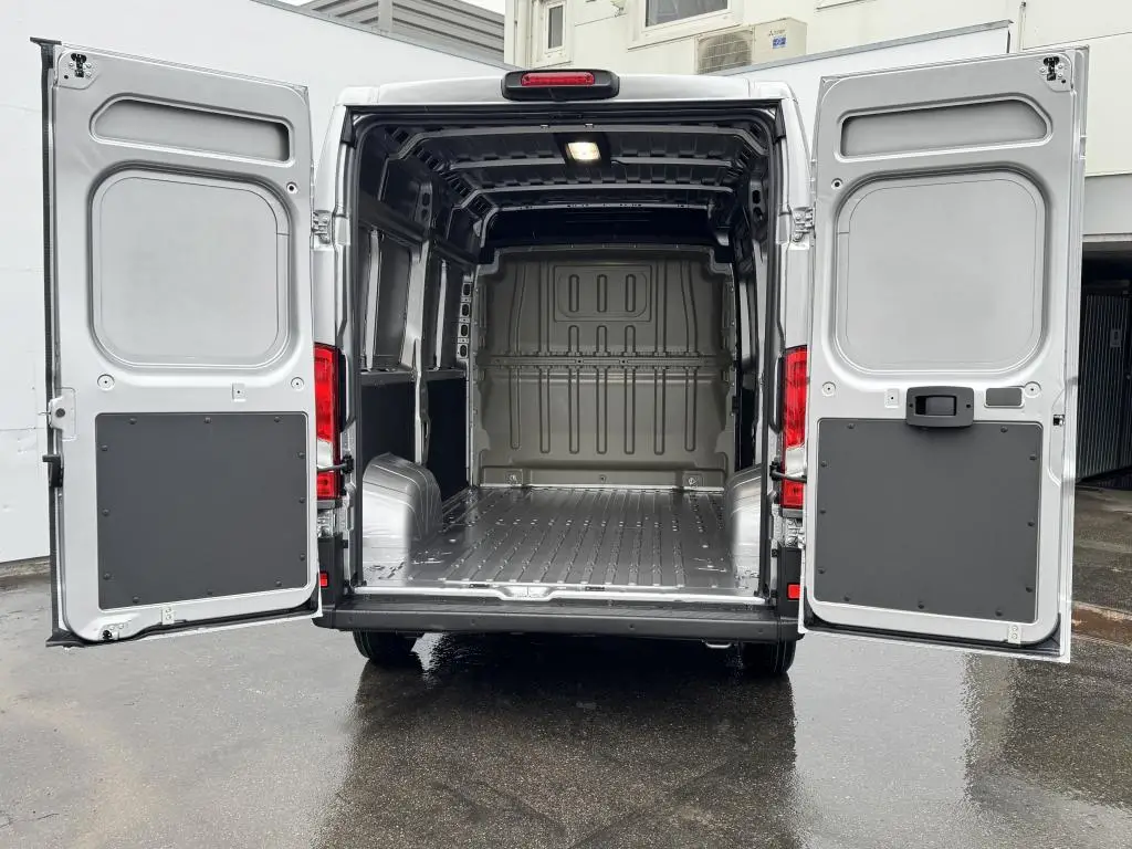 Peugeot Boxer Furgon 3300 L2H2  2,2 BlueHDi MAN6 / 103kW