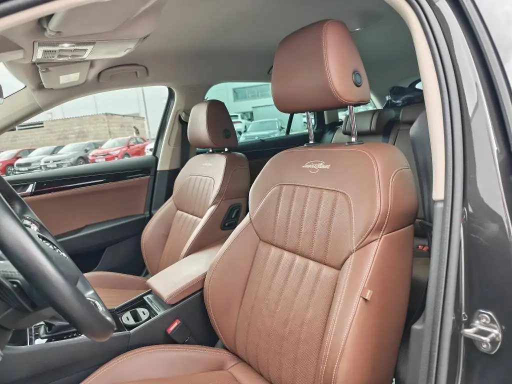 Škoda Superb Combi L&K 7DSG 2,0TSI / 140kW