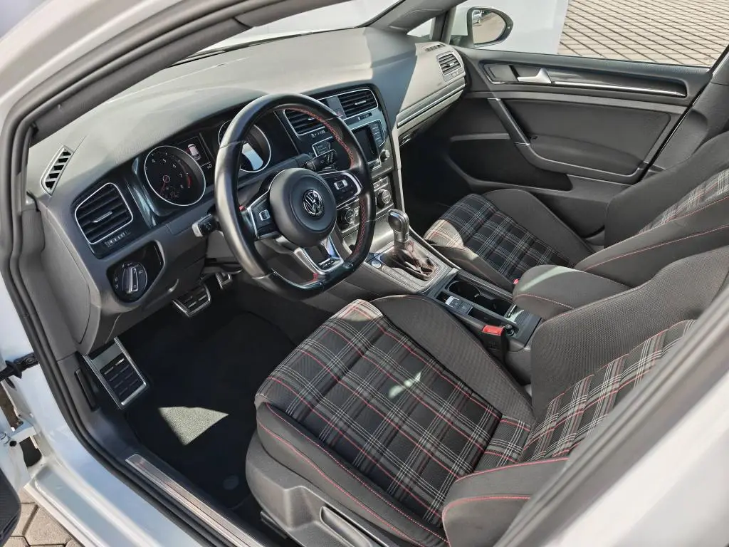 Volkswagen Golf 7 GTI Performance DSG 2,0TSi / 169kW