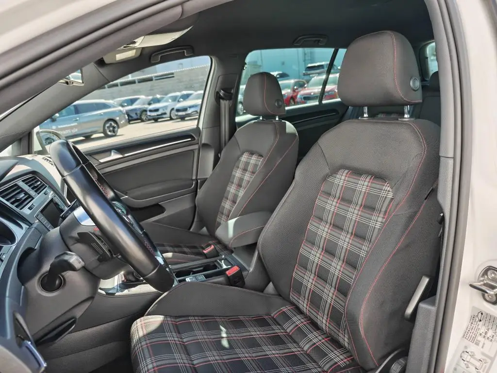 Volkswagen Golf 7 GTI Performance DSG 2,0TSi / 169kW