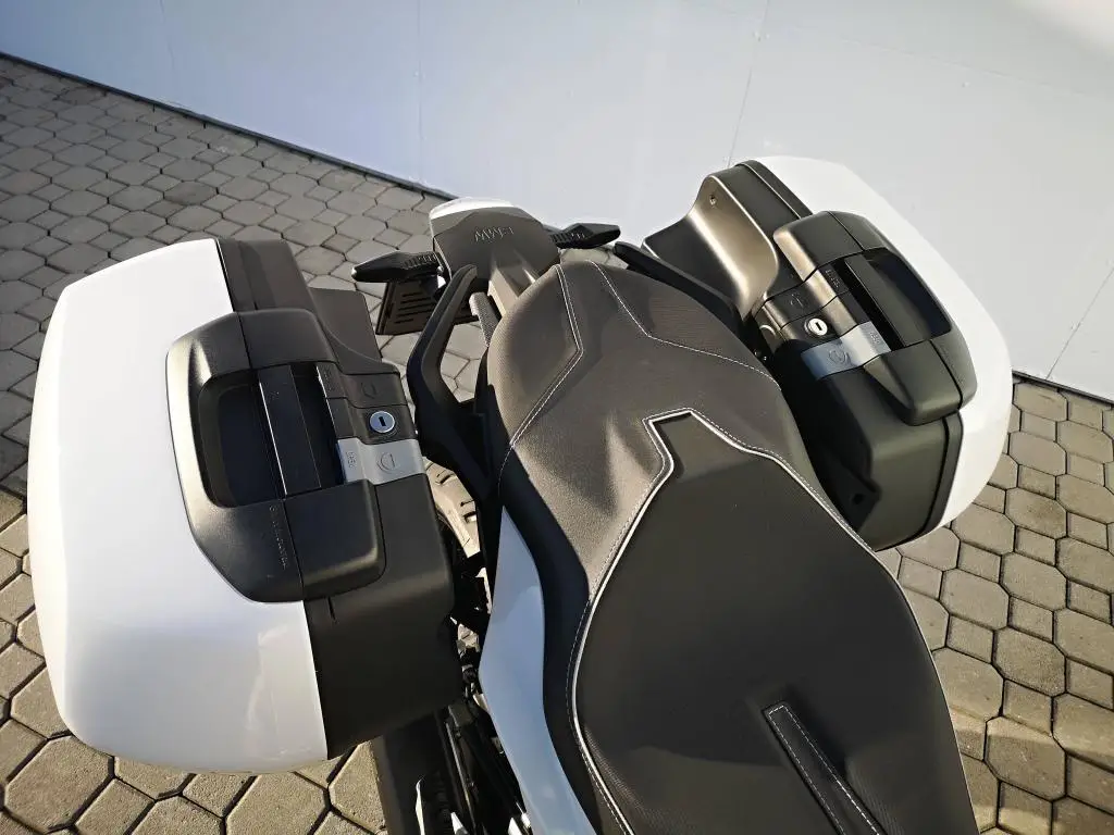 BMW Motorrad F 900 R  / 77kW
