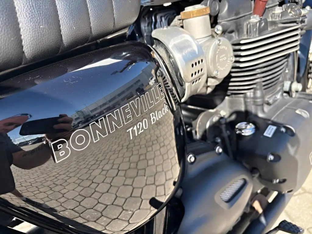 Triumph Bonneville T120  / 59kW