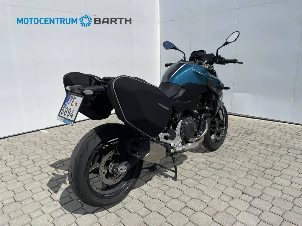 BMW Motorrad F 900 R  / 77kW